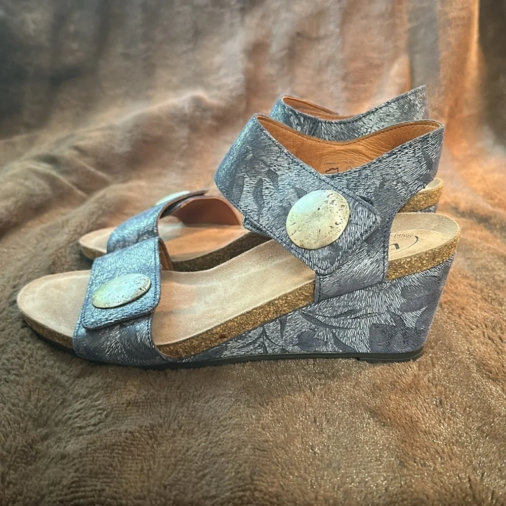 TAOS  Carousel 2 Blue Floral Leather Wedge Sz 7/7.5